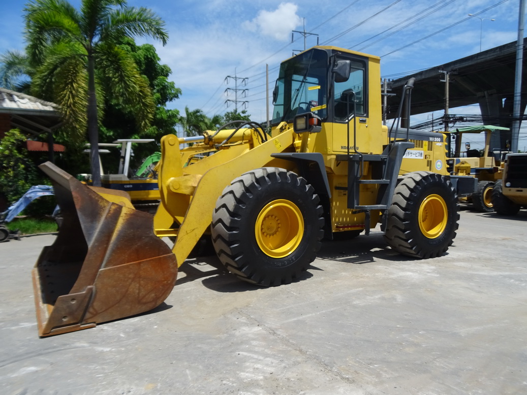 รถตัก Komatsu WA300-3